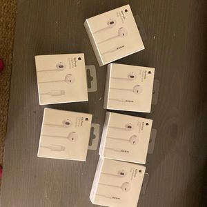 Apple EarPods two lightening and four headphone plug